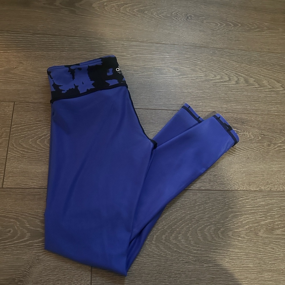 ALO Yoga Leggings in Blue and Black - Picture 8 of 8